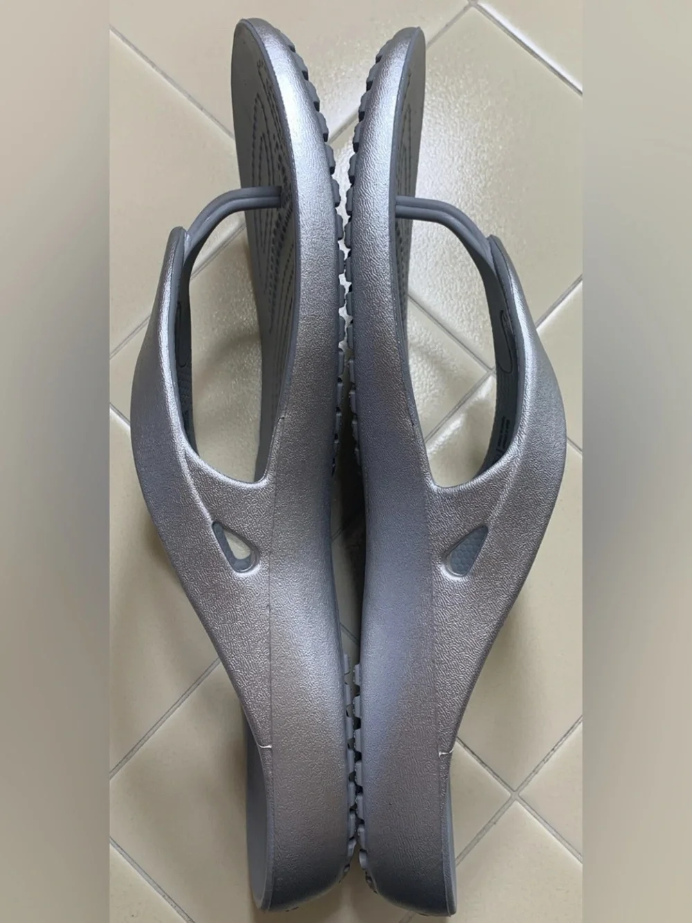Crocs Kadee II Metallic Flip Flops Sandals Light Weight Silver Sz W10 NWOT